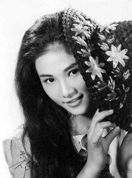 鄭佩佩罕見同框2女兒！母女「眉眼間複製貼上」繼承媽媽神韻　73歲仍神采奕奕