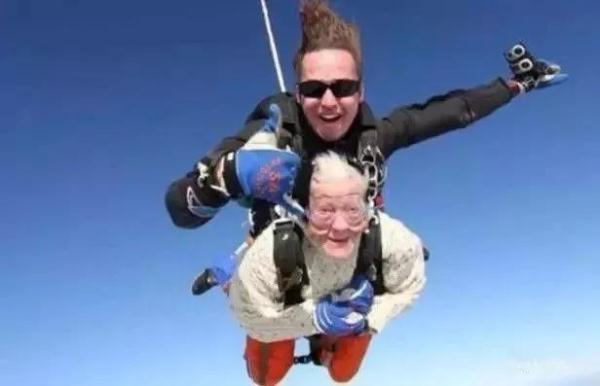 84歲「17天跑遍西藏」圓夢 102歲「挑戰高空跳傘3次」:活得漂亮,是對歲月最好的報復