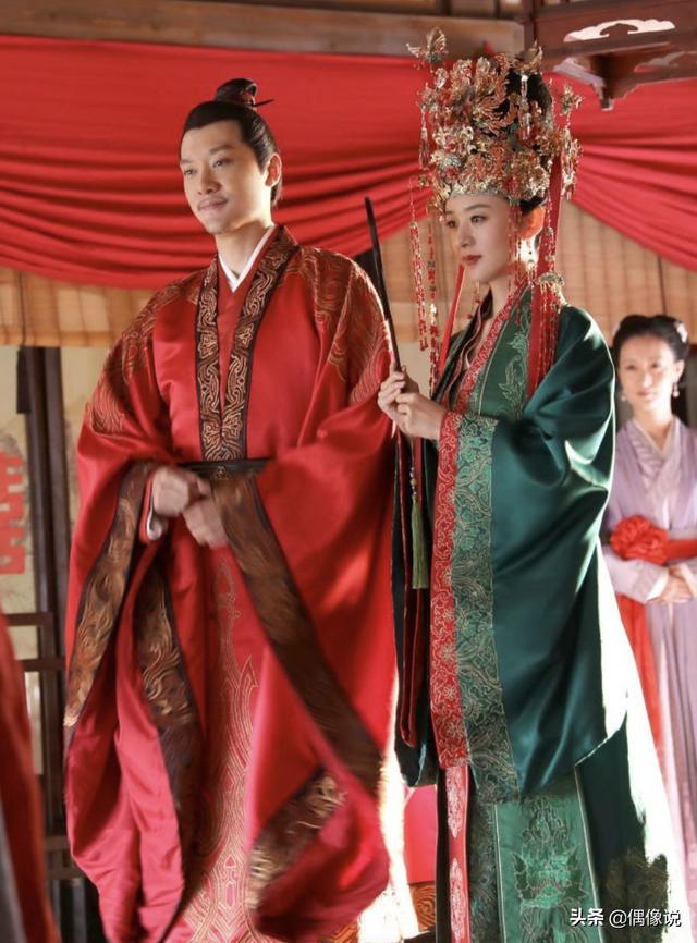 婚後首秀恩愛！趙麗穎馮紹峰「同穿情侶裝」合體撈金，「靠一個move」贏了前代言人楊冪趙又廷