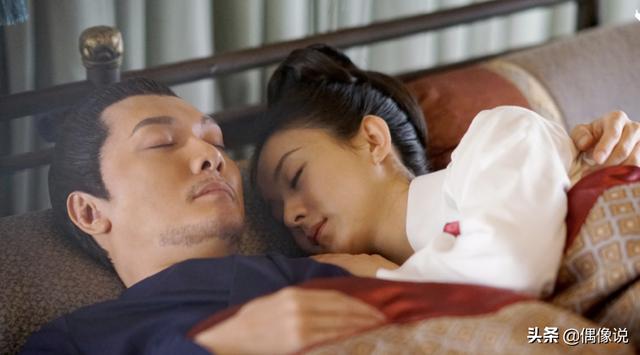 婚後首秀恩愛！趙麗穎馮紹峰「同穿情侶裝」合體撈金，「靠一個move」贏了前代言人楊冪趙又廷