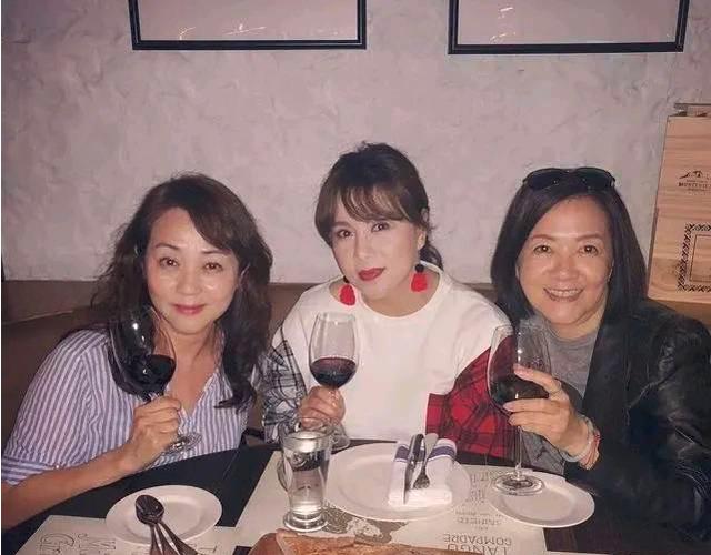 女星經歷2次婚姻「年過60仍隻身一人」 獨自拉拔兩女今事業有成「女兒是一生的驕傲」