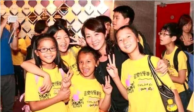 女星經歷2次婚姻「年過60仍隻身一人」 獨自拉拔兩女今事業有成「女兒是一生的驕傲」