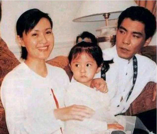 女星經歷2次婚姻「年過60仍隻身一人」 獨自拉拔兩女今事業有成「女兒是一生的驕傲」