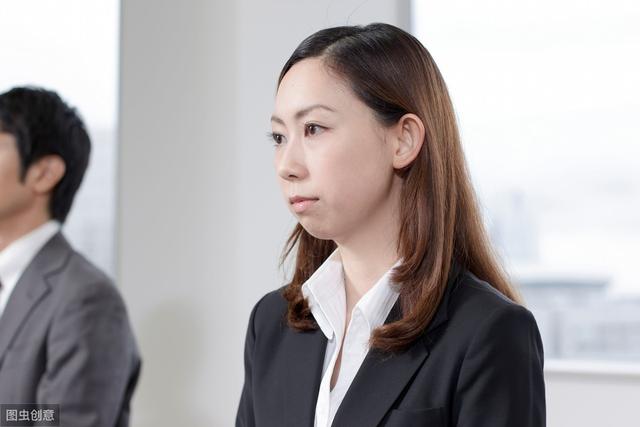 面試官：山上一瓶水賣100，你只有1元會怎麼辦？男子回復「我能買2瓶」讓全場都佩服：高手在民間啊！