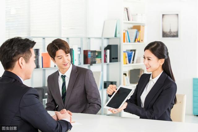 面試官：山上一瓶水賣100，你只有1元會怎麼辦？男子回復「我能買2瓶」讓全場都佩服：高手在民間啊！