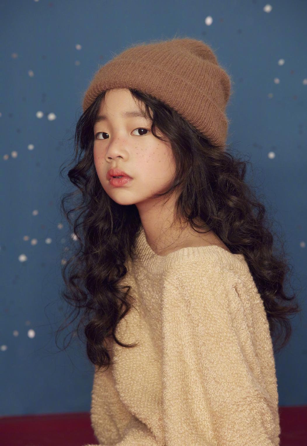 小S女兒合體拍廣告!「姐姐頂波浪捲」氣質優雅 「妹妹古靈精怪」盡顯俏皮