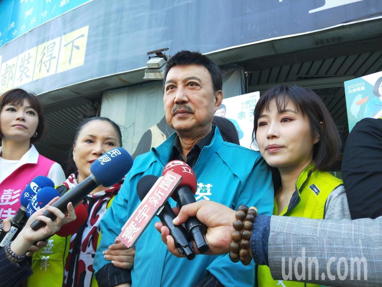 愛孫今進開刀房！余天傳身體現異狀「半夜多次跌下床」　曝女兒化療抗戰「指數降到4點多」