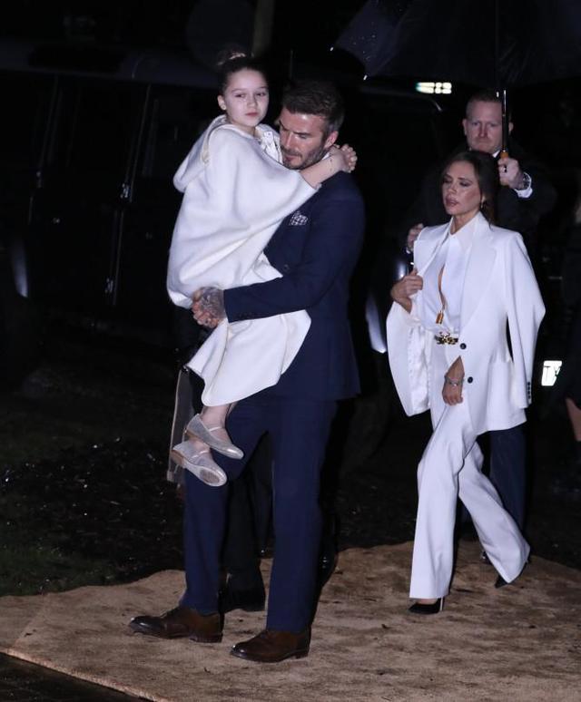 從小寵到大!貝克漢姆子女接受洗禮,8歲小七一臉福氣惹人愛 「雨夜無需落地」被爸爸抱著走