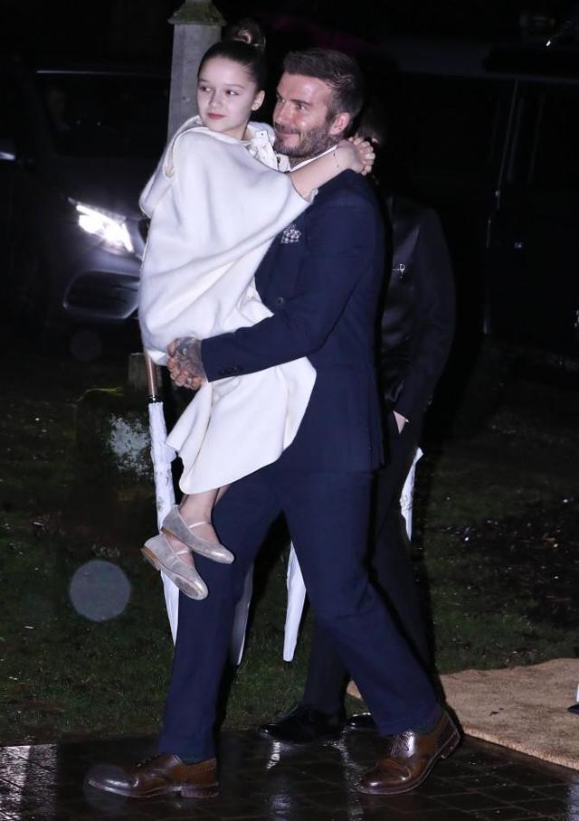 從小寵到大!貝克漢姆子女接受洗禮,8歲小七一臉福氣惹人愛 「雨夜無需落地」被爸爸抱著走