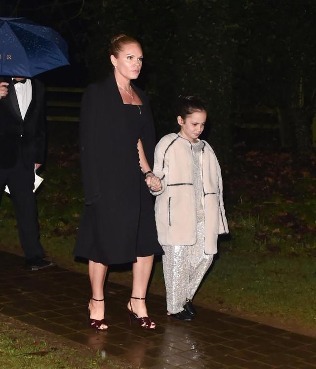 從小寵到大!貝克漢姆子女接受洗禮,8歲小七一臉福氣惹人愛 「雨夜無需落地」被爸爸抱著走