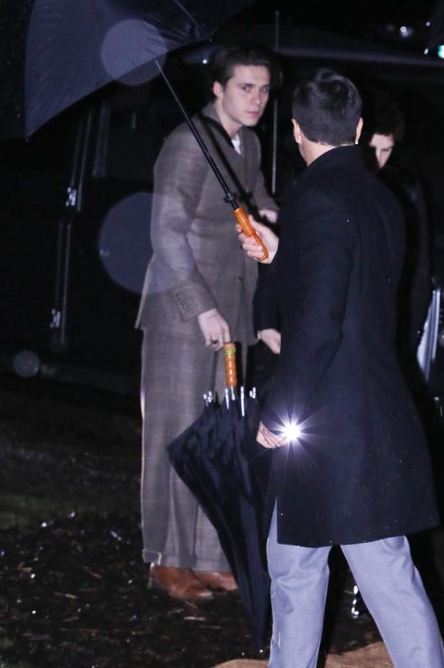 從小寵到大!貝克漢姆子女接受洗禮,8歲小七一臉福氣惹人愛 「雨夜無需落地」被爸爸抱著走