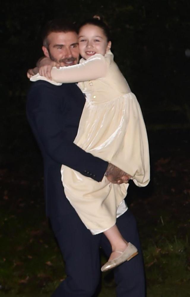 從小寵到大!貝克漢姆子女接受洗禮,8歲小七一臉福氣惹人愛 「雨夜無需落地」被爸爸抱著走