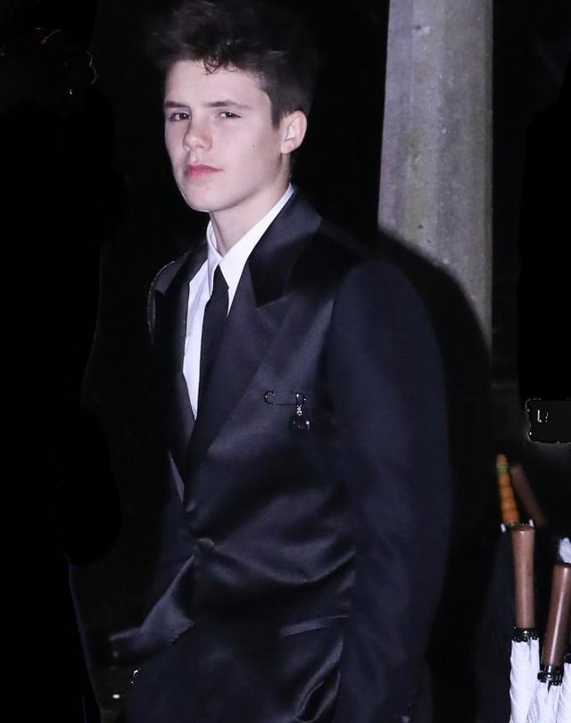 從小寵到大!貝克漢姆子女接受洗禮,8歲小七一臉福氣惹人愛 「雨夜無需落地」被爸爸抱著走