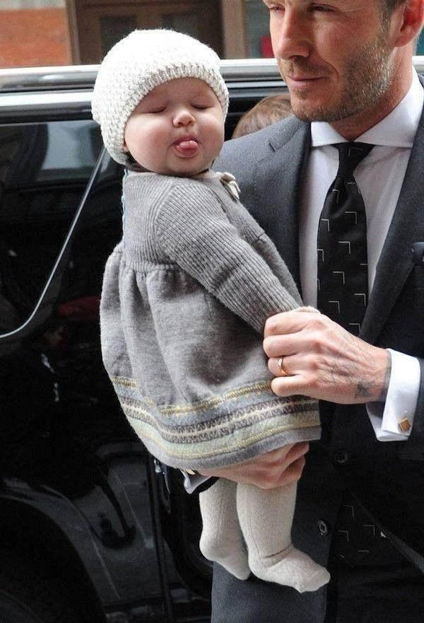 從小寵到大!貝克漢姆子女接受洗禮,8歲小七一臉福氣惹人愛 「雨夜無需落地」被爸爸抱著走