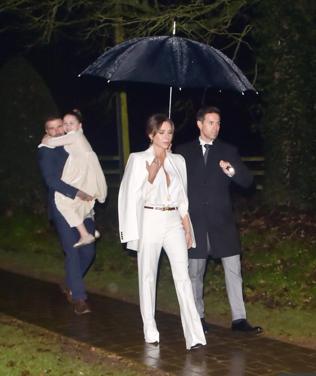 從小寵到大!貝克漢姆子女接受洗禮,8歲小七一臉福氣惹人愛 「雨夜無需落地」被爸爸抱著走