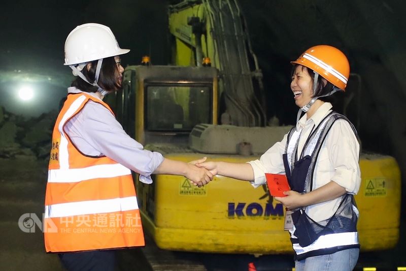 台灣首位女工地主任！肩扛340人生命「三口住工地4年」換安全返鄉　今功成身退「兒子愛上台東美」留在當地