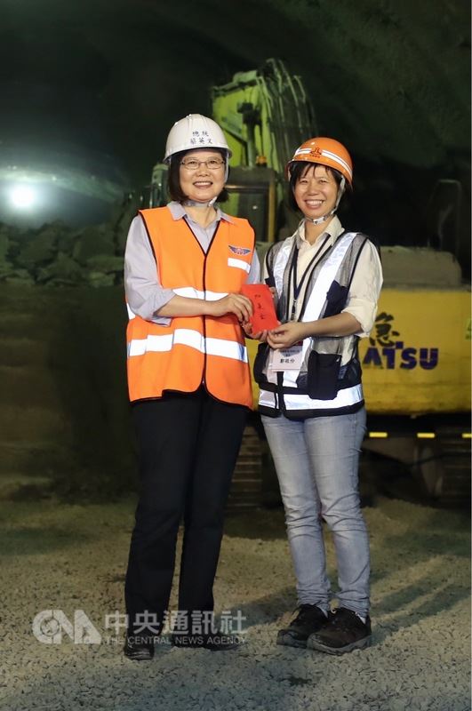 台灣首位女工地主任！肩扛340人生命「三口住工地4年」換安全返鄉　今功成身退「兒子愛上台東美」留在當地