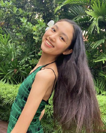 任達華夫婦為女兒慶生!15歲任晴佳「穿弔帶裙」顏值驚人,「身高180cm配逆天長腿」不輸超模媽媽