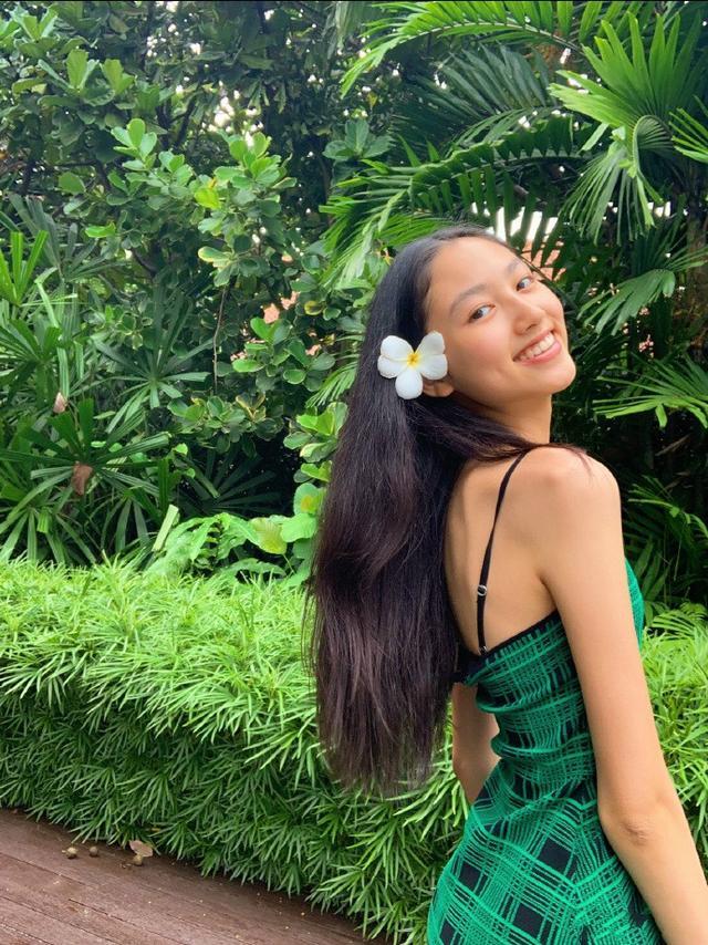 任達華夫婦為女兒慶生!15歲任晴佳「穿弔帶裙」顏值驚人,「身高180cm配逆天長腿」不輸超模媽媽