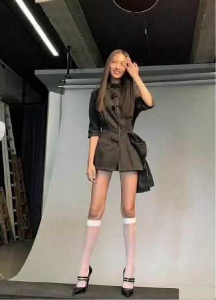 任達華夫婦為女兒慶生!15歲任晴佳「穿弔帶裙」顏值驚人,「身高180cm配逆天長腿」不輸超模媽媽