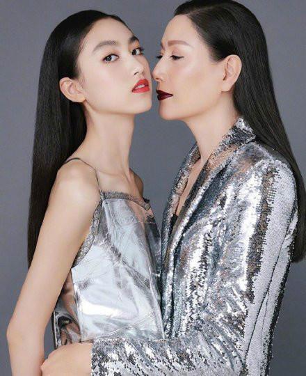 任達華夫婦為女兒慶生!15歲任晴佳「穿弔帶裙」顏值驚人,「身高180cm配逆天長腿」不輸超模媽媽