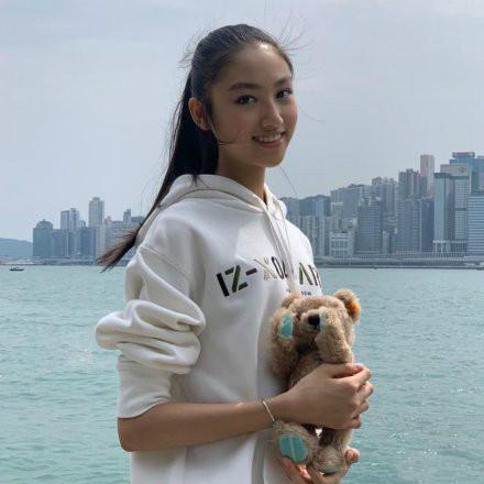 任達華夫婦為女兒慶生!15歲任晴佳「穿弔帶裙」顏值驚人,「身高180cm配逆天長腿」不輸超模媽媽