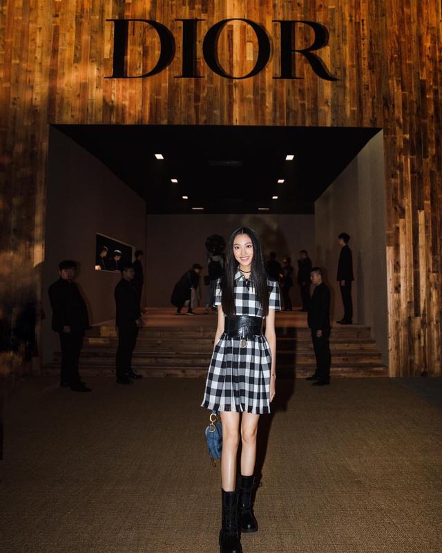 任達華夫婦為女兒慶生!15歲任晴佳「穿弔帶裙」顏值驚人,「身高180cm配逆天長腿」不輸超模媽媽