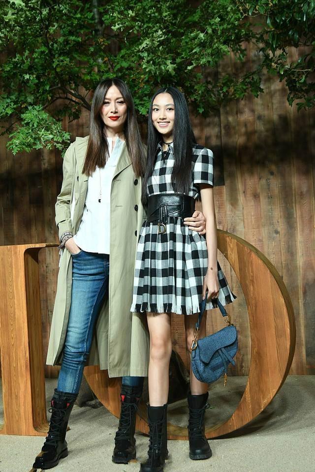 任達華夫婦為女兒慶生!15歲任晴佳「穿弔帶裙」顏值驚人,「身高180cm配逆天長腿」不輸超模媽媽