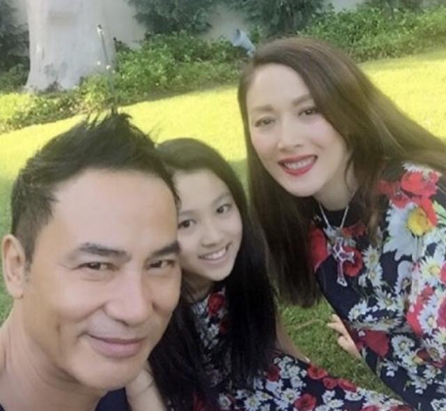 任達華夫婦為女兒慶生!15歲任晴佳「穿弔帶裙」顏值驚人,「身高180cm配逆天長腿」不輸超模媽媽