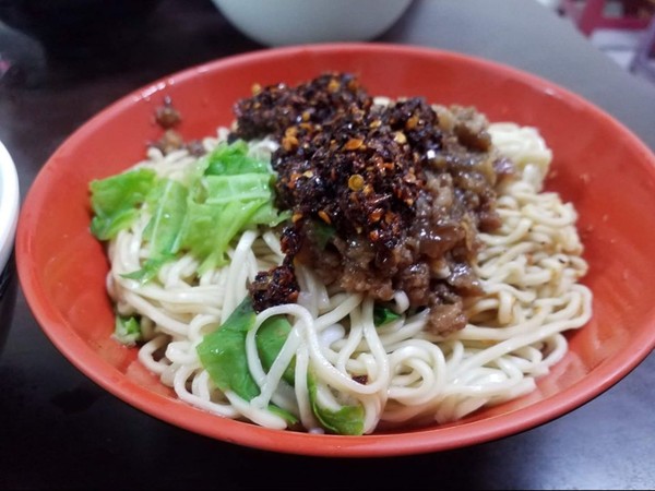 他去麵館遇見「單親母子共吃小碗乾麵」！聽到小孩狂問「爸爸何時回來」他下秒舉動被讚：有你真好
