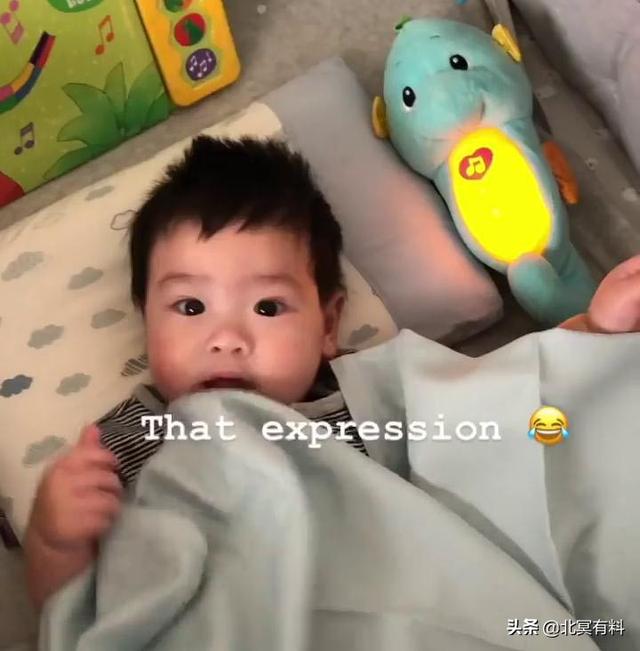 黎明前妻歡慶聖誕節「開心曬兒正面照」 兒大眼上鏡不怯場「自己賺奶粉錢」與媽媽臉蛋神複製