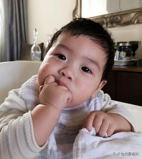 黎明前妻歡慶聖誕節「開心曬兒正面照」 兒大眼上鏡不怯場「自己賺奶粉錢」與媽媽臉蛋神複製