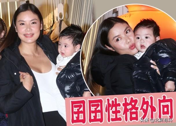 黎明前妻歡慶聖誕節「開心曬兒正面照」 兒大眼上鏡不怯場「自己賺奶粉錢」與媽媽臉蛋神複製