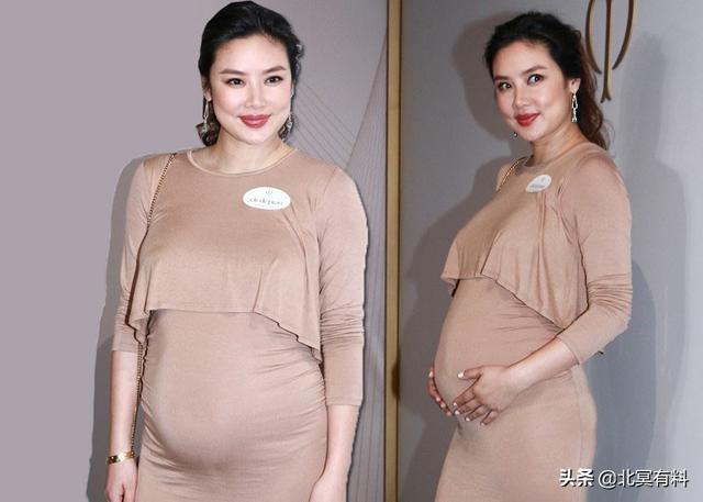 黎明前妻歡慶聖誕節「開心曬兒正面照」 兒大眼上鏡不怯場「自己賺奶粉錢」與媽媽臉蛋神複製