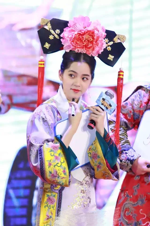 太過甜美演不了小燕子?歐陽娜娜「定妝照」一出,「俏皮靈動惹人愛」簡直大反轉:根本是個小機靈