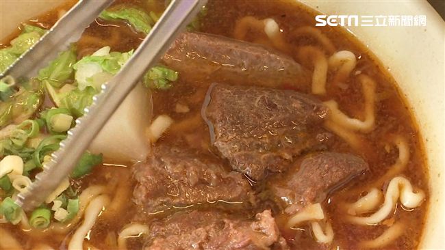 已經餓很久了！阿婆站在店門口「不敢說要待用麵」　老闆免費招待「想再多付出善心」反應讓網友鼻酸了