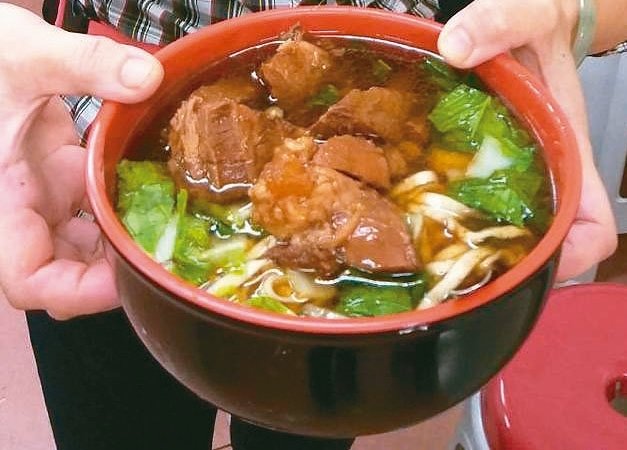 已經餓很久了！阿婆站在店門口「不敢說要待用麵」　老闆免費招待「想再多付出善心」反應讓網友鼻酸了