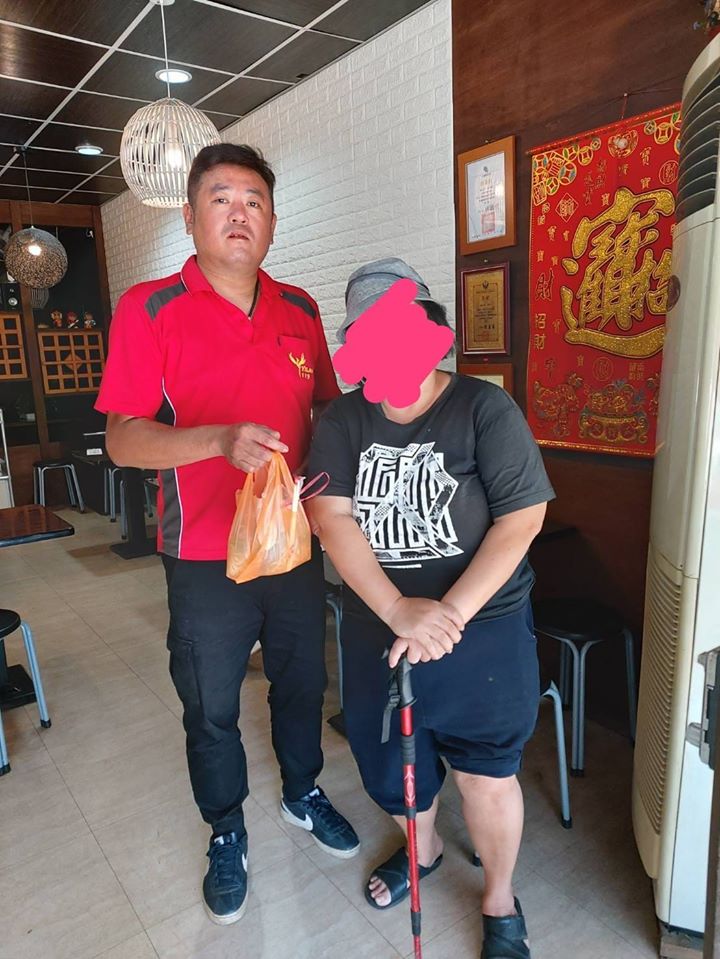 已經餓很久了！阿婆站在店門口「不敢說要待用麵」　老闆免費招待「想再多付出善心」反應讓網友鼻酸了