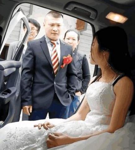 結婚當天「新娘鬧脾氣不下婚車」,婆婆無奈下跪求兒媳,新郎直接扇了新娘一巴掌