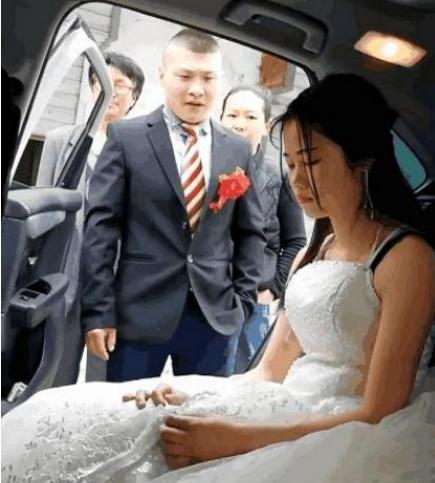 結婚當天「新娘鬧脾氣不下婚車」,婆婆無奈下跪求兒媳,新郎直接扇了新娘一巴掌