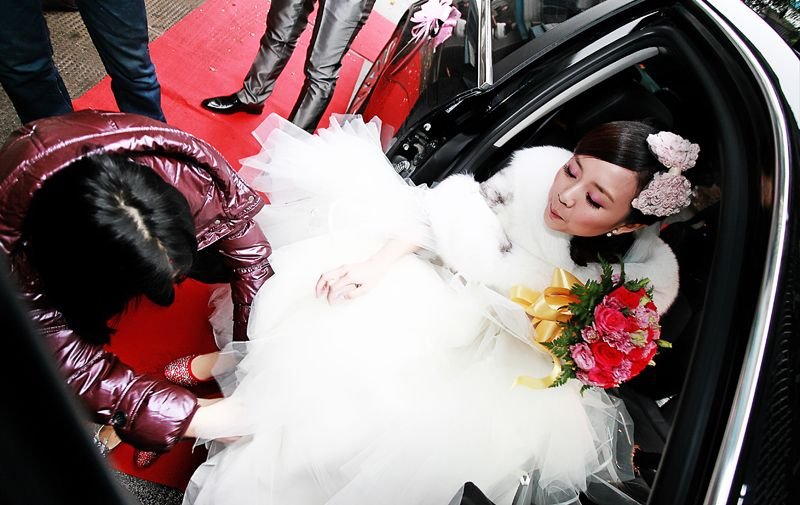 結婚當天「新娘鬧脾氣不下婚車」,婆婆無奈下跪求兒媳,新郎直接扇了新娘一巴掌