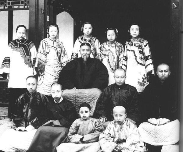 天作之合！哥哥窮娶不到老婆「妹妹醜嫁不出」兩人乾脆湊一對 　婚後生8子女「一子享譽國内外」