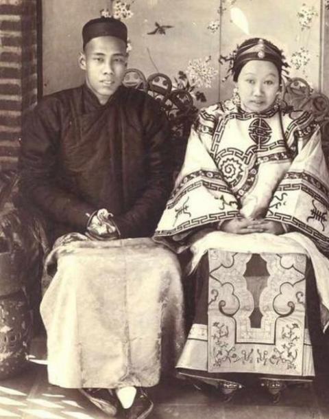 天作之合！哥哥窮娶不到老婆「妹妹醜嫁不出」兩人乾脆湊一對 　婚後生8子女「一子享譽國内外」