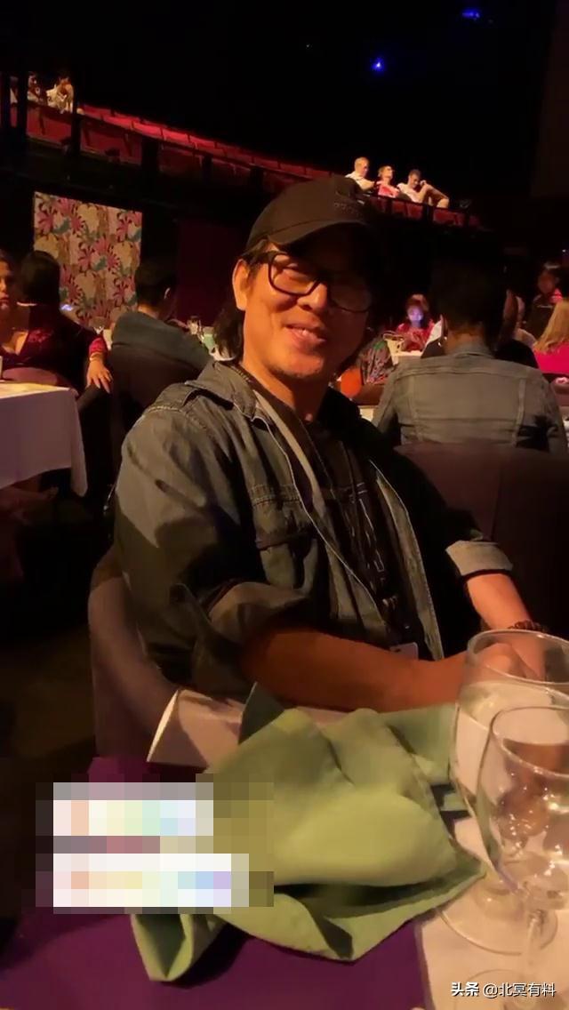 李連杰歡度聖誕「父女三人同框」露出欣慰笑容 姐妹盛裝秀身材「穿高跟鞋曬美腿」身高快超越爸爸