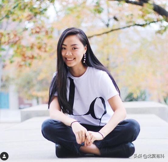 李連杰歡度聖誕「父女三人同框」露出欣慰笑容 姐妹盛裝秀身材「穿高跟鞋曬美腿」身高快超越爸爸