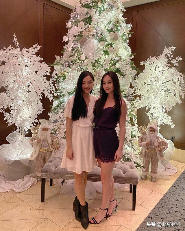 李連杰歡度聖誕「父女三人同框」露出欣慰笑容 姐妹盛裝秀身材「穿高跟鞋曬美腿」身高快超越爸爸