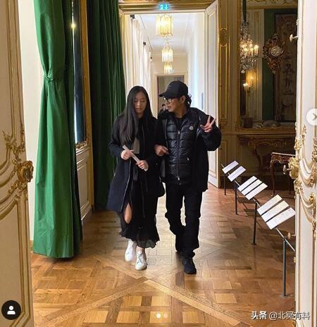 李連杰歡度聖誕「父女三人同框」露出欣慰笑容 姐妹盛裝秀身材「穿高跟鞋曬美腿」身高快超越爸爸