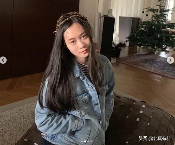 李連杰歡度聖誕「父女三人同框」露出欣慰笑容 姐妹盛裝秀身材「穿高跟鞋曬美腿」身高快超越爸爸