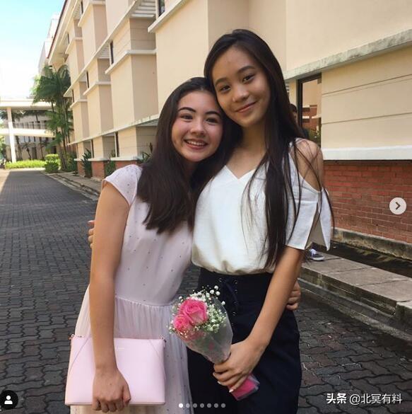 李連杰歡度聖誕「父女三人同框」露出欣慰笑容 姐妹盛裝秀身材「穿高跟鞋曬美腿」身高快超越爸爸