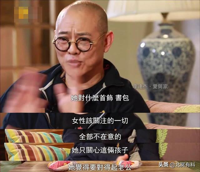 李連杰歡度聖誕「父女三人同框」露出欣慰笑容 姐妹盛裝秀身材「穿高跟鞋曬美腿」身高快超越爸爸